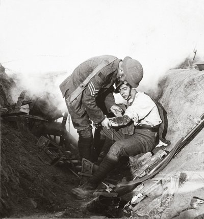 Recibiendo primeros auxilios de su sargento en una trinchera durante la batalla en Peronne, 1918 de English Photographer